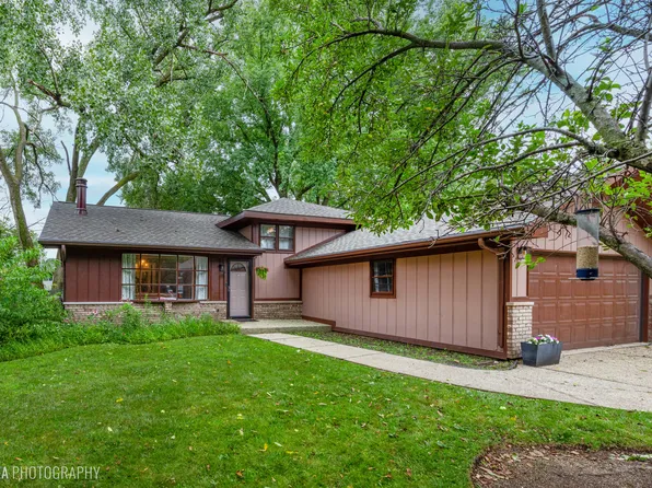 813 Menominee Dr, Lake In The Hills, IL 60156