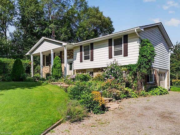 3rd image of 2725 Britannia Rd