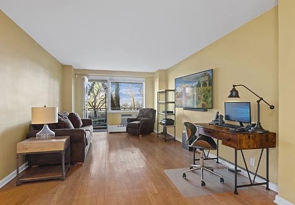 2nd image of 5900 Arlington Ave APT 1L
