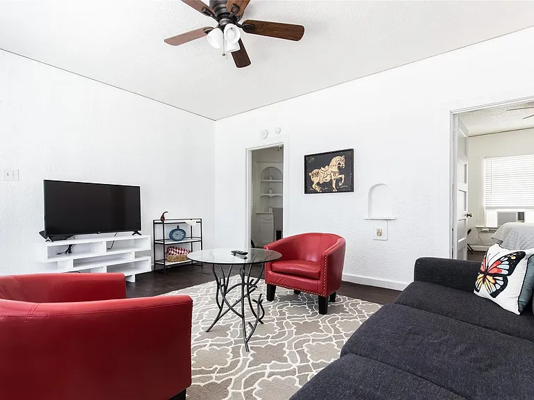 320 W Canty St #4 — Photo 8