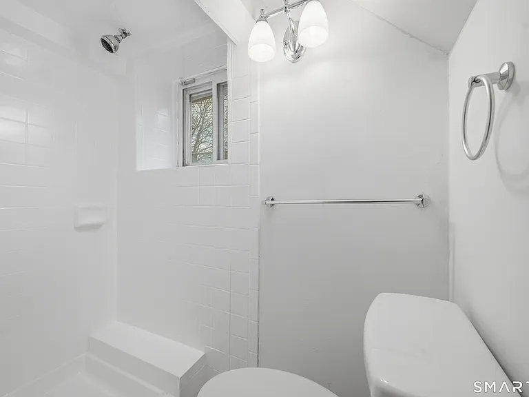 24 Hollow Wood Ln — Photo 15