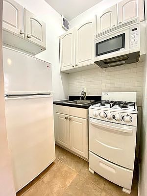 3rd image of 517 E 82nd St APT 5B