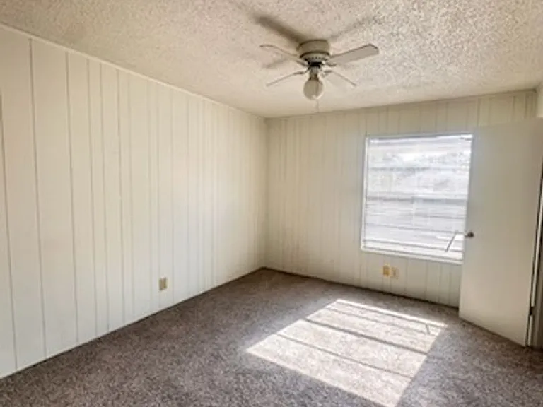 350 N Avenue D — Photo 11