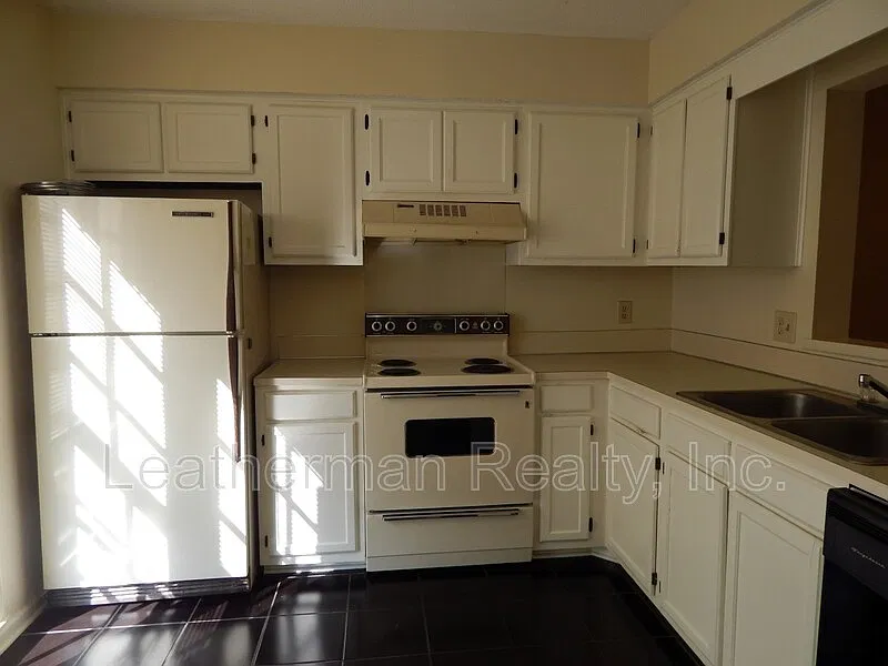 2 bed, 1.5 bath, 1156 sqft, $950 — Photo 2