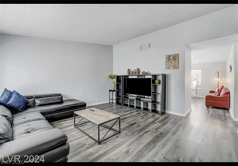 3 bed, 2.0 bath, 1342 sqft, $2,350 — Photo 4