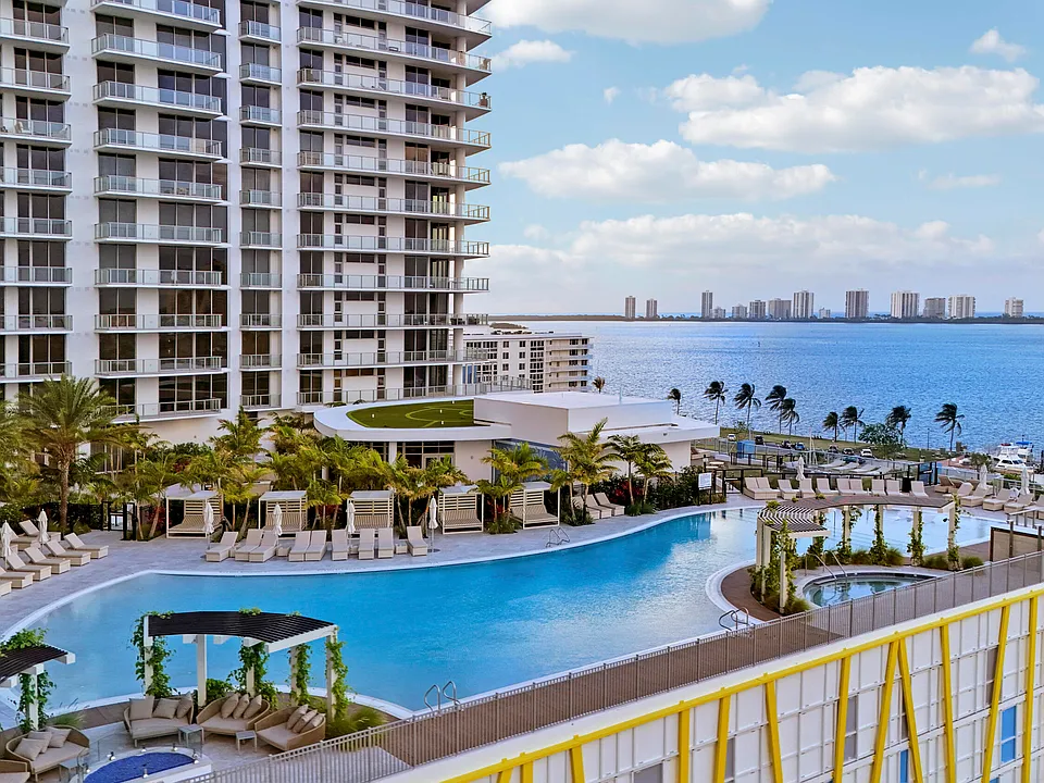 220 Lake Shore Dr #815