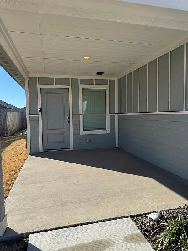 3 bed, 2.0 bath, 1411 sqft, $2,095 — Photo 2