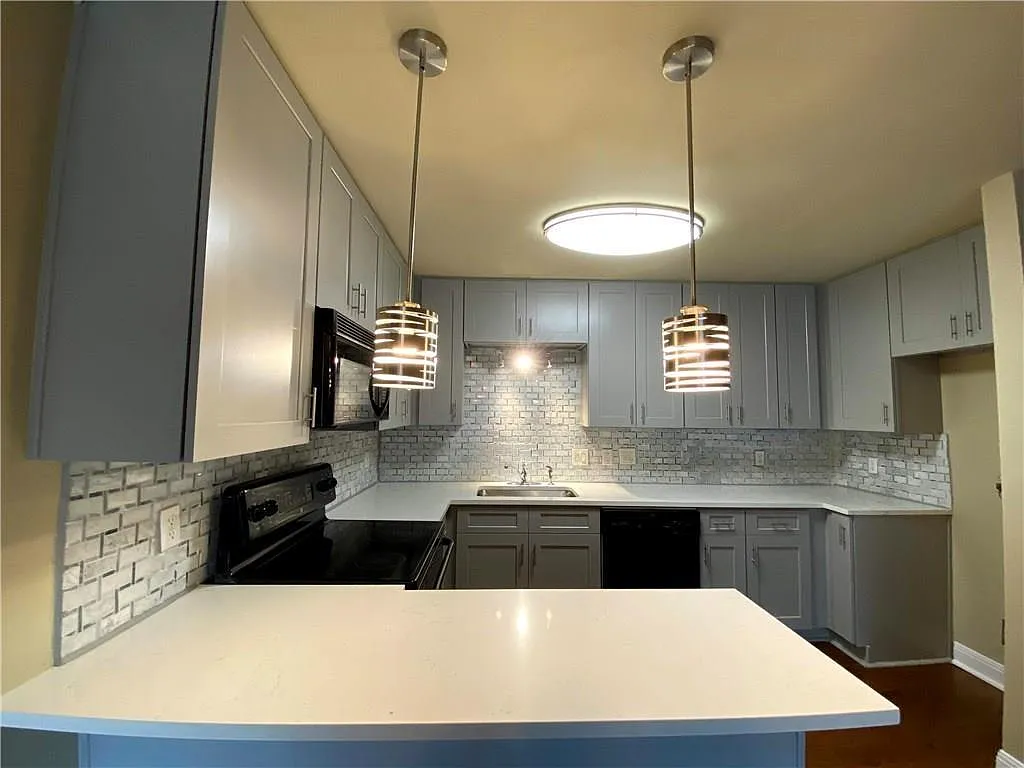 2 bed, 1.0 bath, 934 sqft, $1,700 — Photo 2