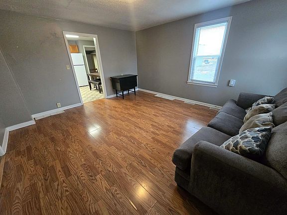 2nd image of 809 Birch Rd