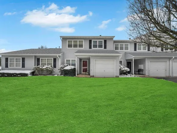 26 Indian Trace #26, Kings Park, NY 11754