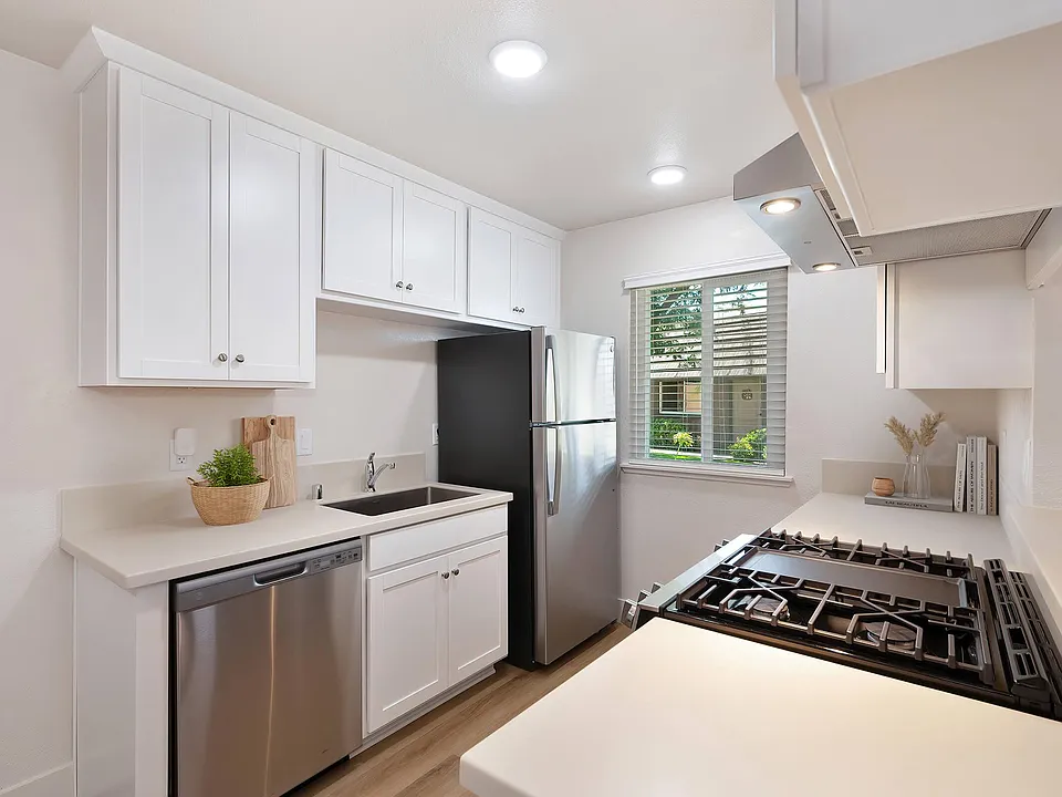 Brentwood Village Apartments