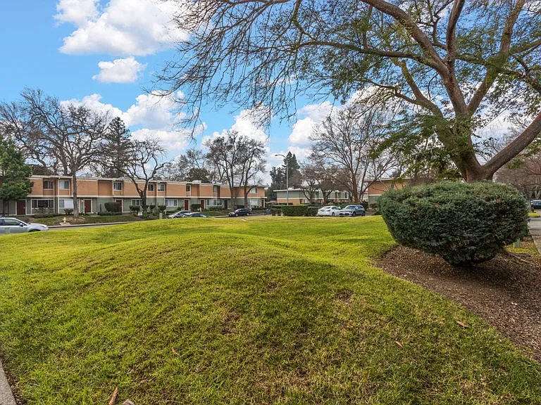 1577 Drake Dr — Photo 16