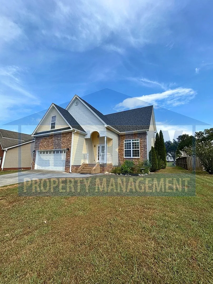 Three bedroom home w/ 2 car garage! — Photo 1