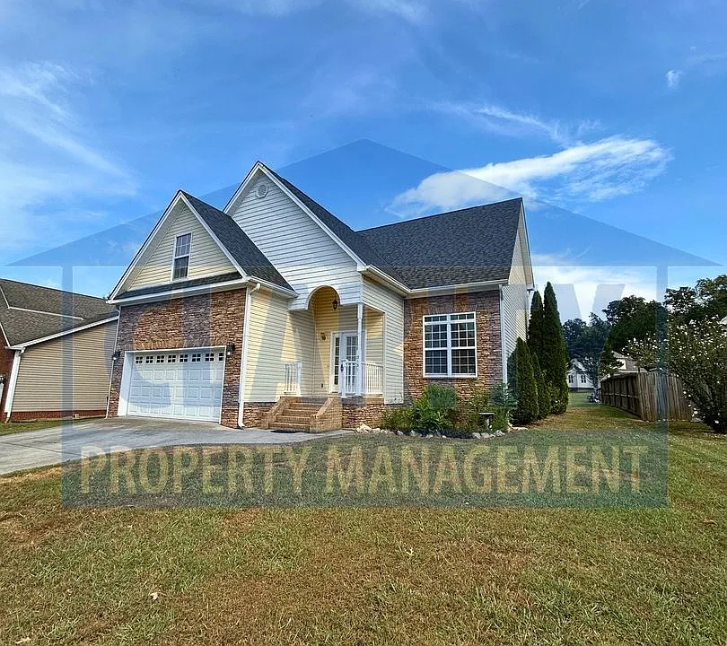 3131 Pin Oaks Cir NE