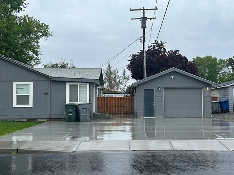 1327 Tunis Ave — Photo 3