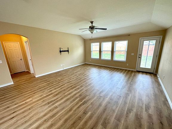 5th image of 221 Creekwood Dr