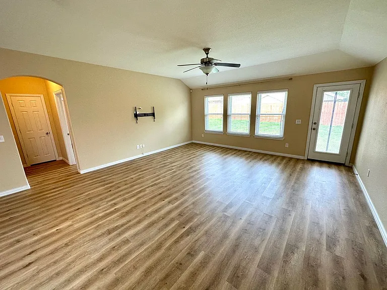 221 Creekwood Dr — Photo 5