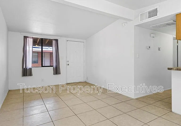 1638 N Beverly Ave — Photo 10