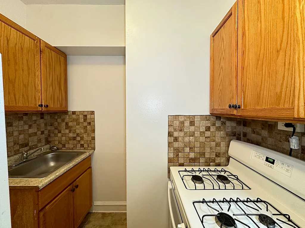 Attractive 2 Bed, 1 Bath at Estes + Glenwood (Rogers Park) — Photo 3