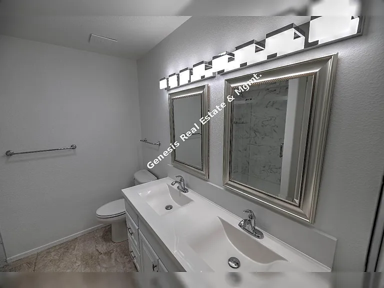 10019 N Roxbury Dr — Photo 10