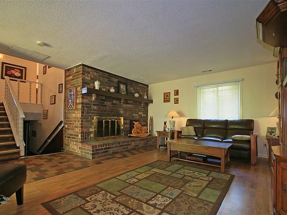 3rd image of 102 Mockingbird St