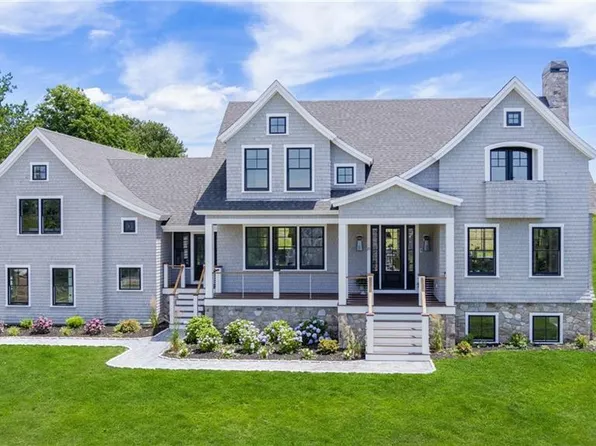 15 Lewis Dr, Middletown, RI 02842