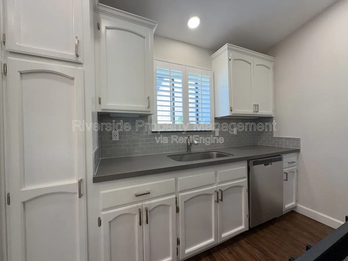Building Photo - 9505 Arlington Ave #90