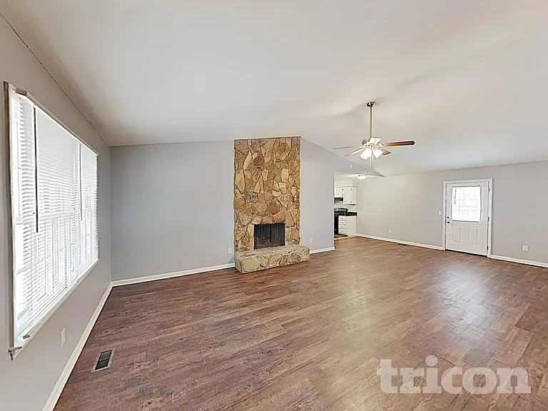 208 Pond Ridge Rd E — Photo 3