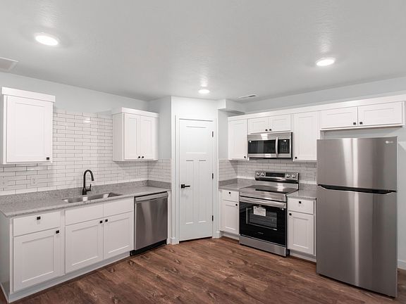 5th image of 989 E Ella Ln #3B-2Ba-1869Sqft