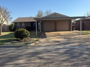 608 SW 8th St, Moore, OK 73160