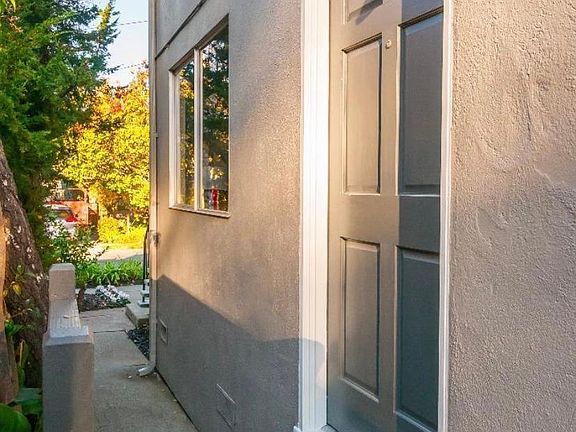 3rd image of 909 Capuchino Ave #A