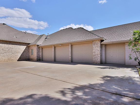 3rd image of 3201 Lantana Ln