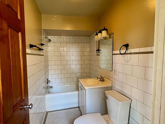 2nd image of 507 Oak St #1
