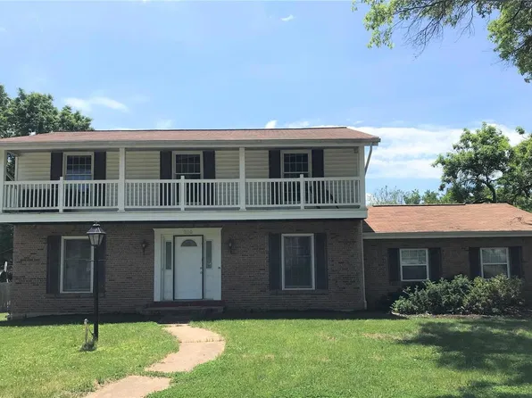 300 Croydon Ln, Ballwin, MO 63021
