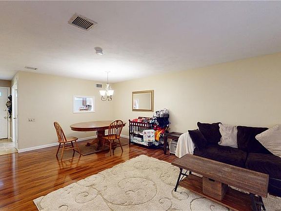 3rd image of 75 Trellis Dr