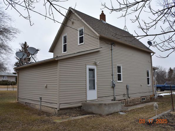 7 3rd St SE, Garrison, ND 58540