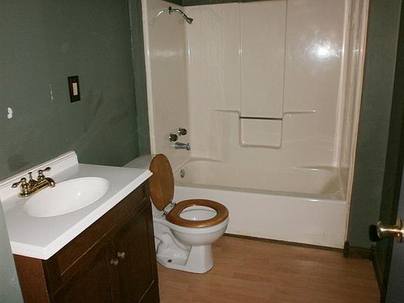 5th image of 300 Oakwood Dr