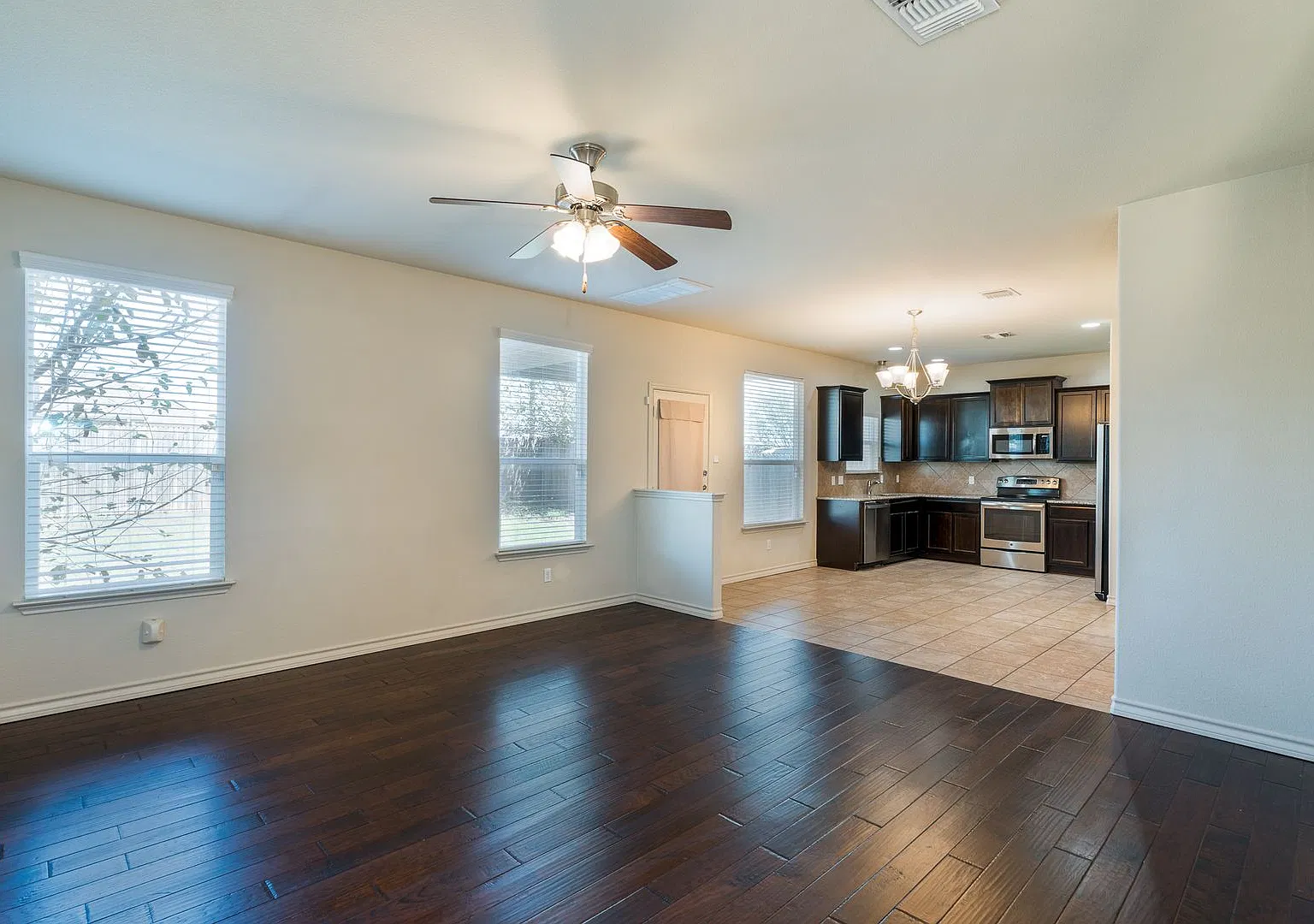 201 Geode Ln, Jarrell, Texas 76537 — Photo 4