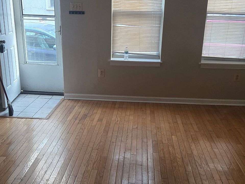 Open floor living room to kitchen