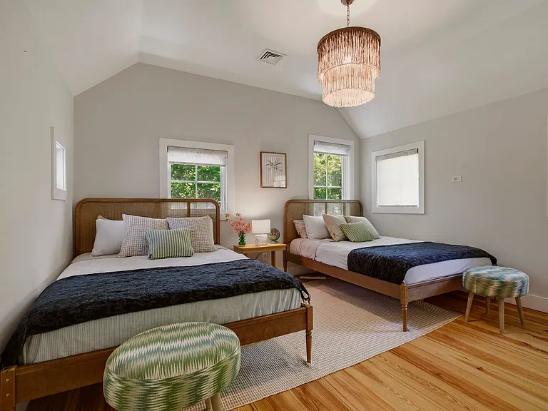 130 Carroll Ave — Photo 17