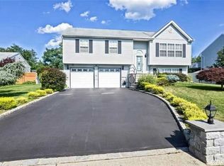 23 Sundown Dr, Bellport, NY 11713