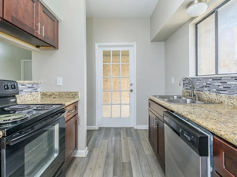 Summers Bend Apartments — Photo 21
