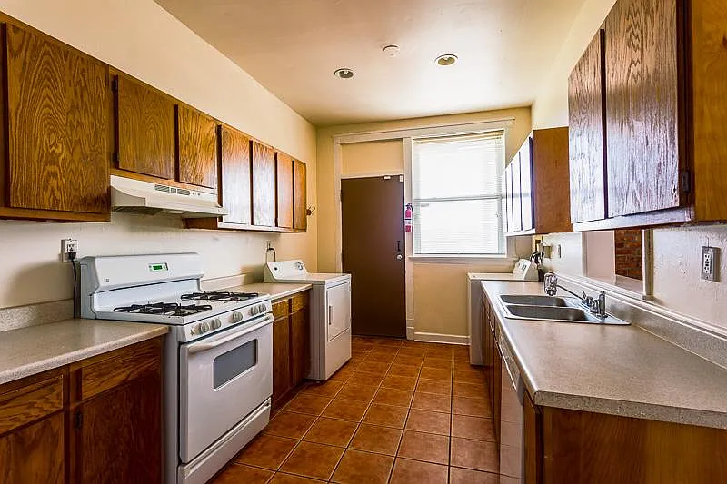 4 bed, 1900 sqft, $3,200 — Photo 3