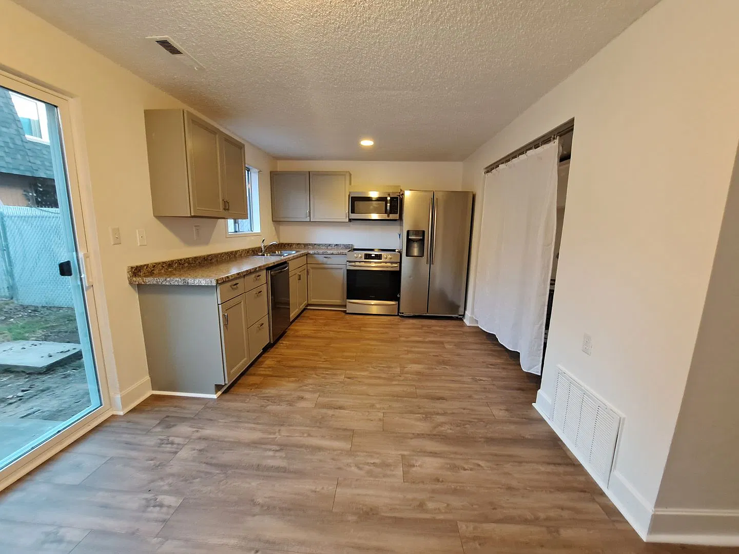 3 Bed, 1.5 Bath Townhouse Close to Schools and Medical - Medford — Photo 4