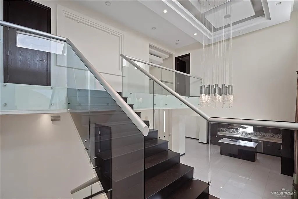 5 bed, 5.5 bath, 3752 sqft, $6,000 — Photo 4