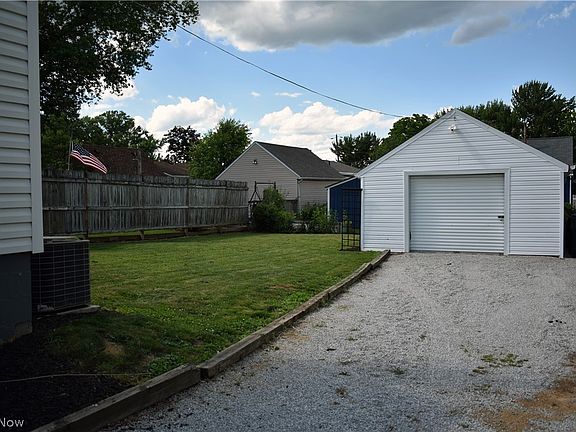 3rd image of 1085 Stratford St
