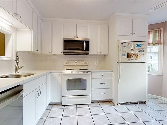 3rd image of 98 Trellis Dr