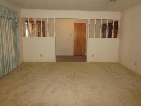3rd image of 602 E Oak Ln