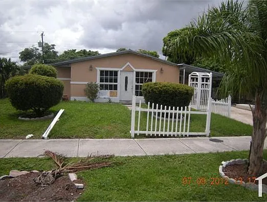 3250 NW 18th Pl — Photo 1