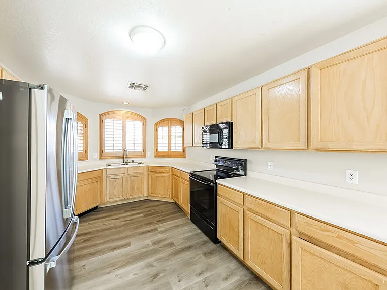 9631 W Clara Ln — Photo 8